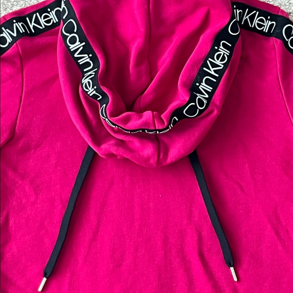 Beautiful bright pink/magenta Calvin Klein hoodie; (S)